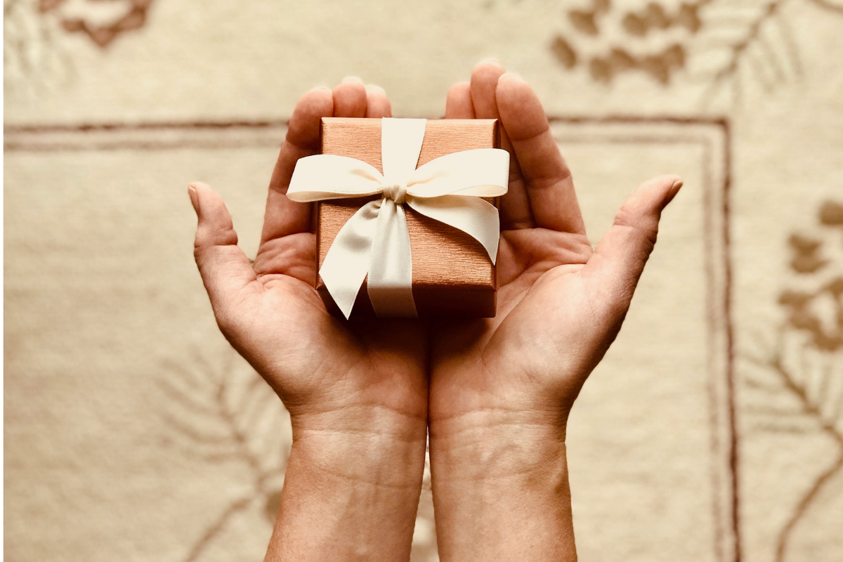 Akcesoria ozdobne do prezentów – jak stworzyć prezent idealny?
