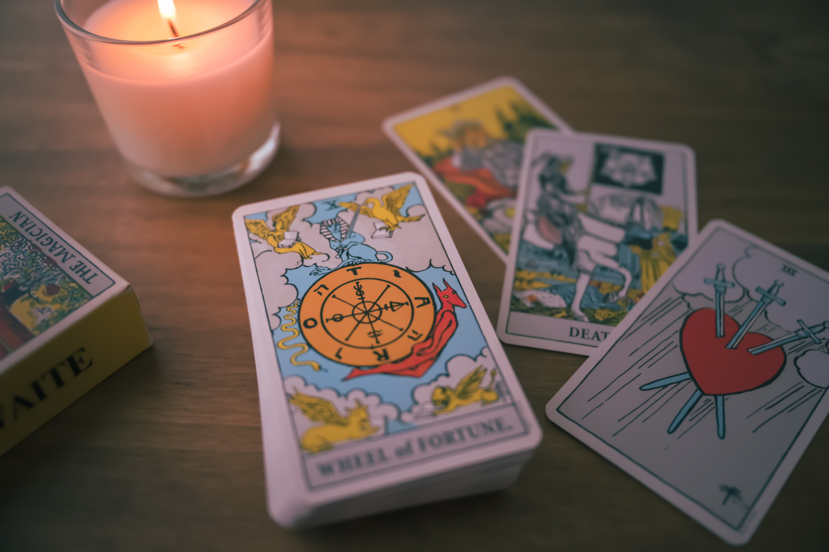 Czy można połączyć karty tarota z astrologią?